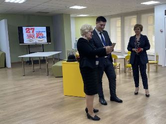 Александр Бондаренко поздравил сотрудников библиотеки с профессиональным праздником
